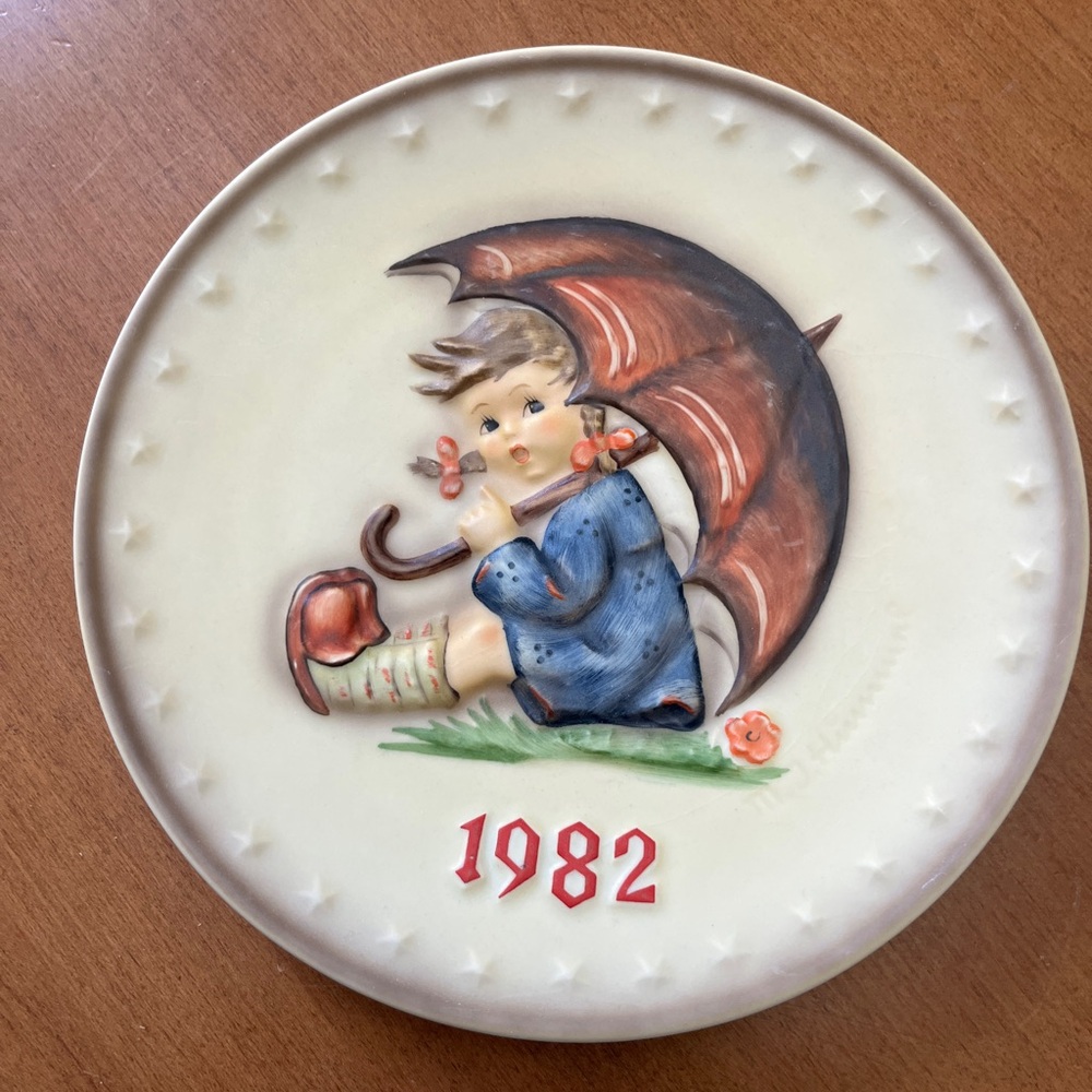 MJ Hummel 12th Annual Decorative Plate -Umbrella Girl 1982 Goebel W Germany 1973